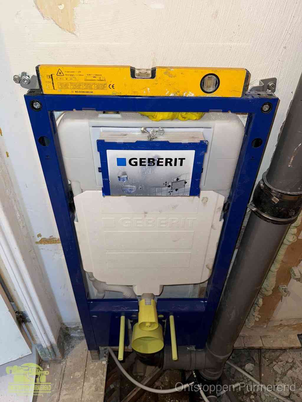 Een Geberit inbouwreservoir met frame voor een hangtoilet tegen de wand, met de afvoerbocht naar de vloer, kenmerkend voor een verstopt hangtoilet in Purmerend