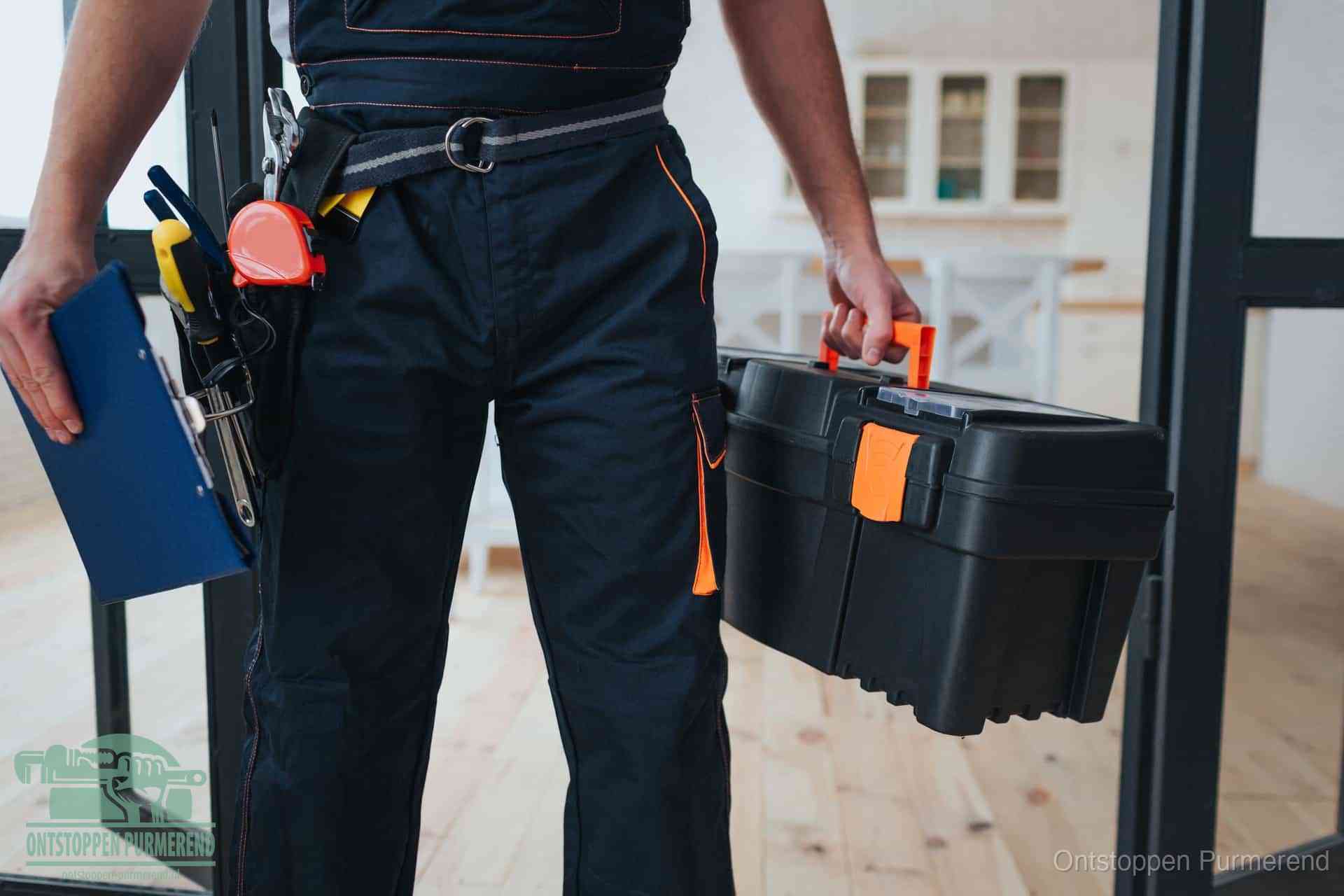 Een monteur met gereedschapsriem en klembord, klaar om een transparante prijs voor het afvoer ontstoppen in Purmerend te geven