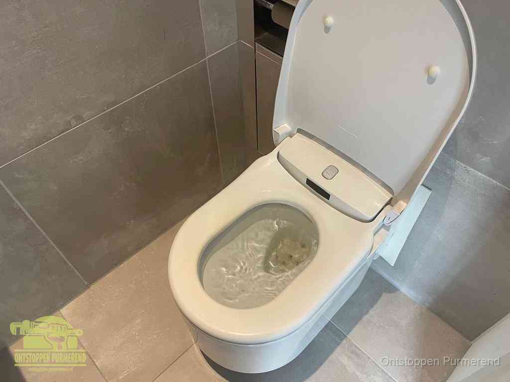 Een toiletpot vol troebel water met drijvend papier en restanten, de meest voorkomende oorzaak van een verstopte wc in Purmerend