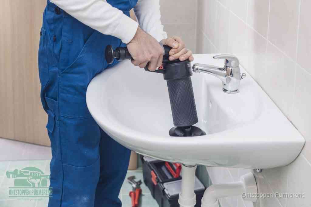 Een te ruwe doe-het-zelf poging met een hand-pomp op de afvoer van een badkamer-wastafel, een van de veelgemaakte fouten bij afvoer ontstoppen in Purmerend
