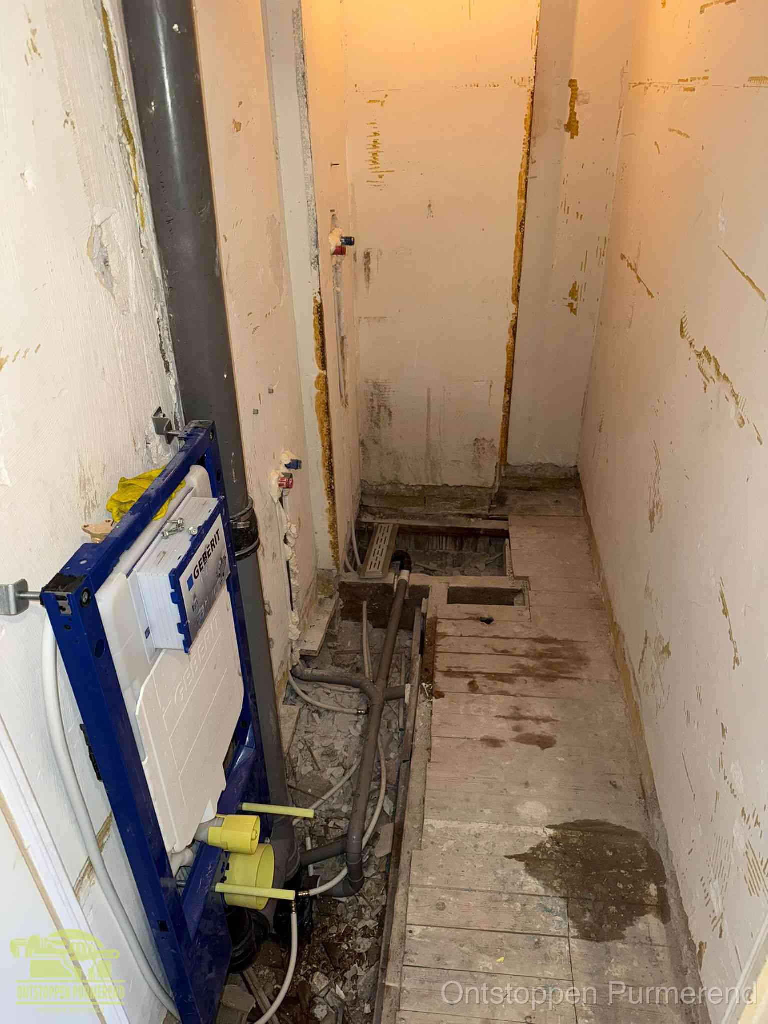 Een opgebroken toiletruimte tijdens renovatie met een Geberit inbouwreservoir en blootliggende oude afvoerleidingen, typisch voor oudere woningen in Purmerend